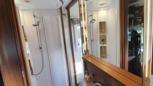 Start your freedom – Spacious MC Louis Sovereign 80 Semi-Integral