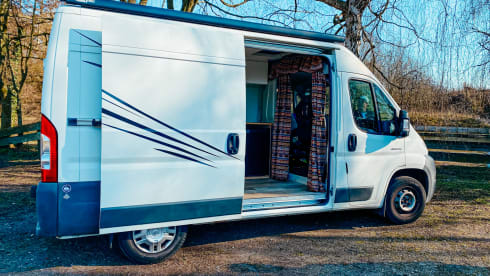Accogliente camper per autobus fai-da-te (surf).
