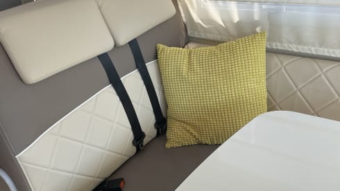 Modest – 5p McLouis Carat 873g integrated camper from 2021