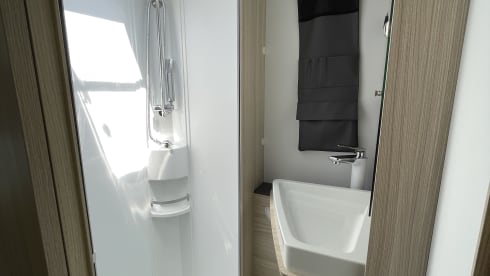 Queen A - Modern and luxurious 6-person alcove camper