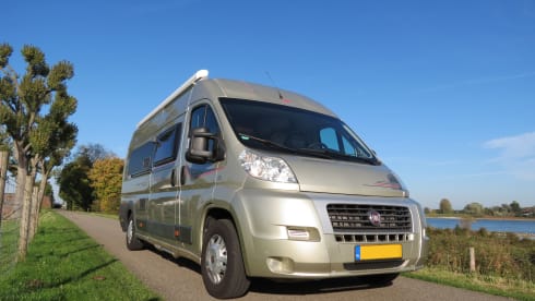 Rolmaatje – Beautiful Roller Team Livingstone bus camper (2.5p) for rent