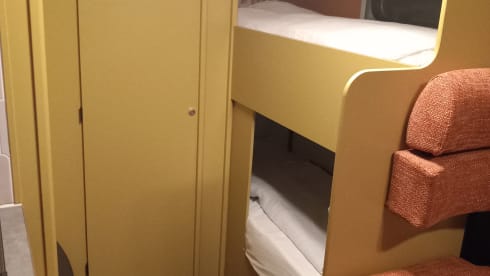 Geheel gerenoveerde camper met retro look. – 4-seater Ford Alcove from 2001