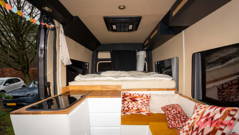Bruce – Off-grid Mercedes-Benz camper!