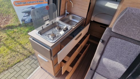 C35 –  Zeer luxe MAN-Knaus camper bus met groot vast bed 