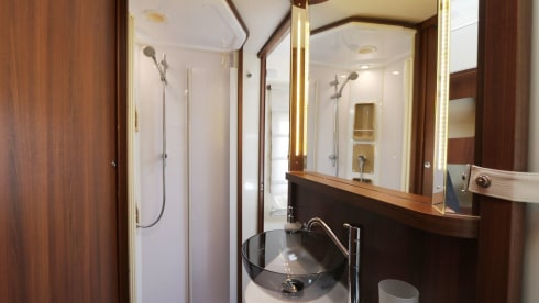 McLouis Sovereign 78 – Very luxurious, modern 5-person camper, freedom with real comfort