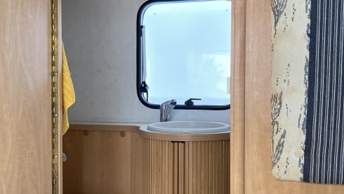 Little Miss Sunshine – Sunny spacious family camper with bed (6 persons)