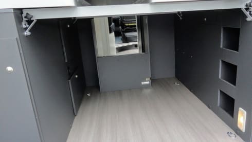 Remco – Luxury Adria Twin with 9-speed automatic transmission and longitudinal beds