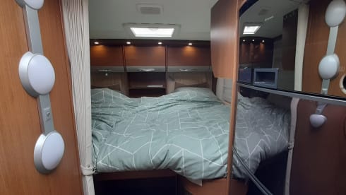 Luxury motorhome 4 persons automatic.