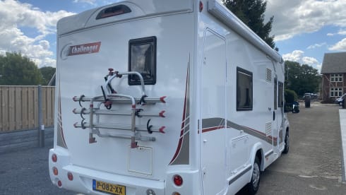 Zeer mooie camper half integraal 5 slaapplaatsen 4 zitplaatsen  – 5p Challenger semi-integrated from 2017