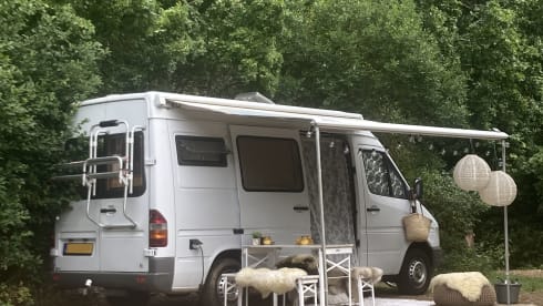 De Merrie – 2p Mercedes-Benz campervan from 1996