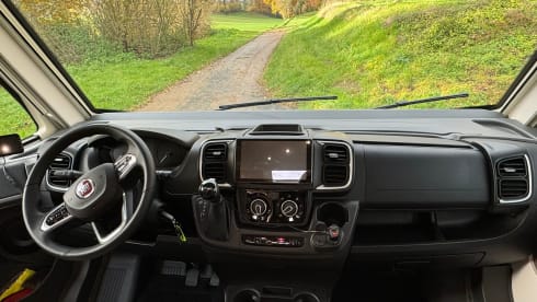 Mobilynn – Splinternieuwe McLouis Carat integraal 870 (4p)