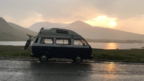 Blue – Volkswagen Wohnmobil mit 4 Schlafplätzen aus dem Jahr 1986