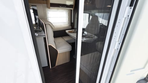 McLouis 1 Automaat – Premium Freedom! Modern Italian camper with single beds