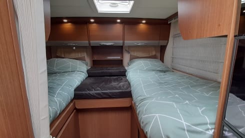 Luxury motorhome 4 persons automatic.