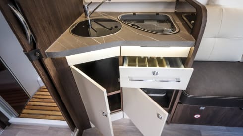 Tessoro 468 – 4p Benimar semi-integrated from 2025
