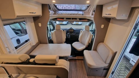 Luxueuse caravane Etrusco Automatic avec lits jumeaux/lit relevable, grand garage
