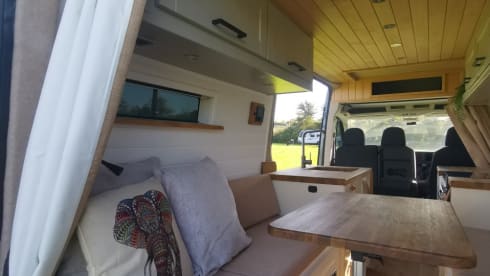 Simon – Volkswagen Crafter Luxus-Wohnmobil mit 4 Schlafplätzen
