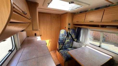 Luxury 4 person LMC - Off grid - 210 Amp - 220V - LPG cooking/heating