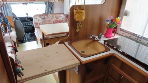 De Roze Olifant – Spacious family camper - 7p Ford alcove from 1998 