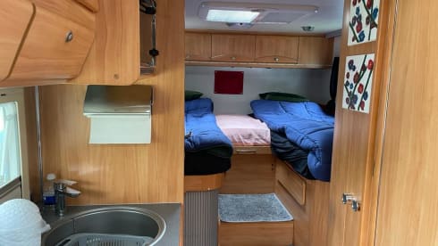 FREEDOM – 4p Adria Mobil semi-integrated uit 2006