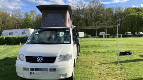 Gezellige VW Transporter campervan - Slaapplaatsen voor 4 personen • Huisdieren toegestaan • Luifel & Verwarming