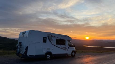 Ourbee – Luxury 6 berth Roller 707 Motorhome ***INSURANCE INCLUDED***