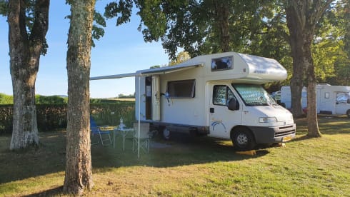 Bessie – Nice spacious alcove camper