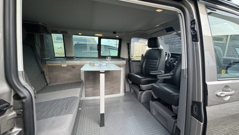 Luxury Volkswagen bus 6.1 California Ocean