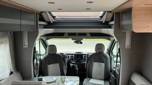 Spacious camper, full option, incl. air conditioning, for up to 4 people. 