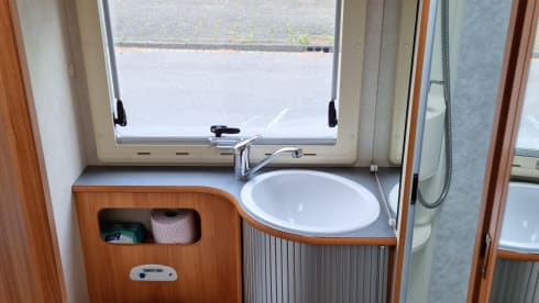 Very luxurious and spacious 4 person Alcove camper with 2 fixed spacious beds