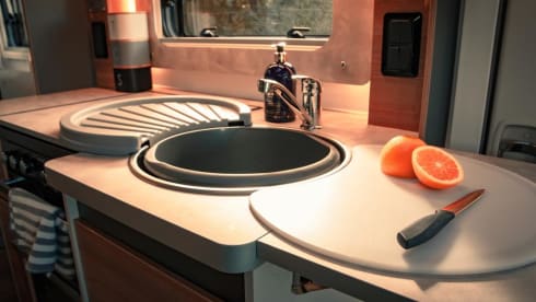 Poppy – Poppy - Luxury 4 Berth, Automatic Motorhome 