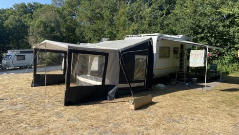 Little Miss Sunshine – Sunny spacious family camper with bed (6 persons)