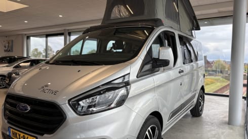 Campervan Bürstner per 4 persone, modello 2022.