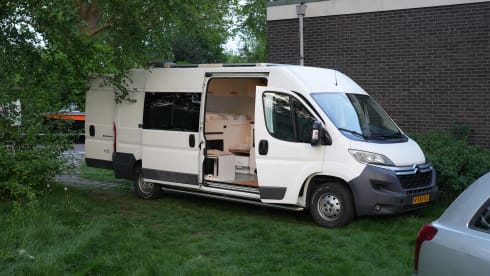 Zonnewijzer – Off-Grid Buscamper met Solar, Nespresso, Oven en meer!