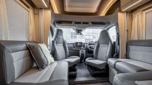 Riding Roamer – Auto Trail F74 - 4 seat belts can sleep 4- 6 - perfect for a road trip