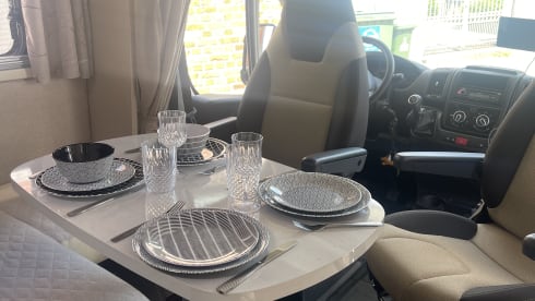 DAFFY – Nice family camper alcove 5 seats and 6 sleeping places