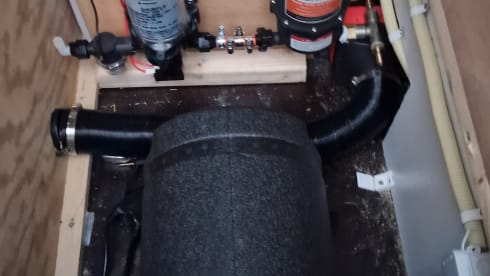 Oos Böske – Oos Böske – Buscamper 2/3 person Renault Master (2 x length bed!)