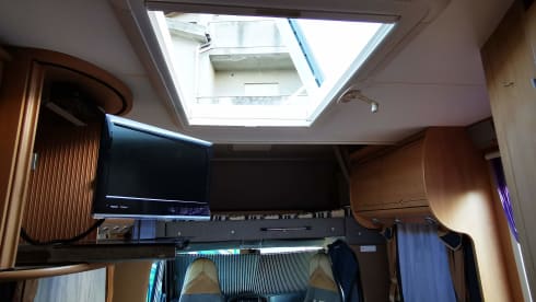 Burstner – Camper with a double bed and two singles to get around Sardinia