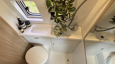 Vini  – Prachtige jonge luxe 4-persoons buscamper met airco