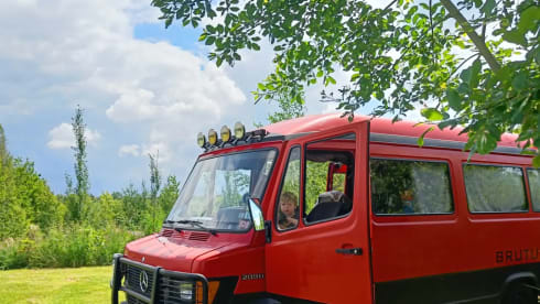 #Brutusss85 – 4p Mercedes-Benz bus from 1985