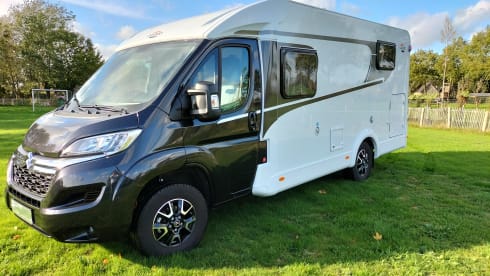 Vannie – From 2022!! - Brand new 2-person camper - Carado V337  