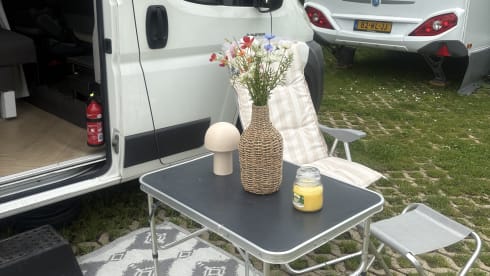 Gepimpte Citroën Jumper bus uit 2007 voor 2 personen