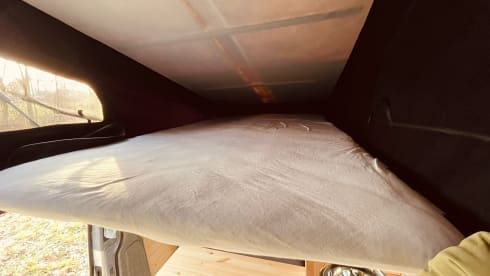 Babs – 4p Volkswagen campervan with roof bed