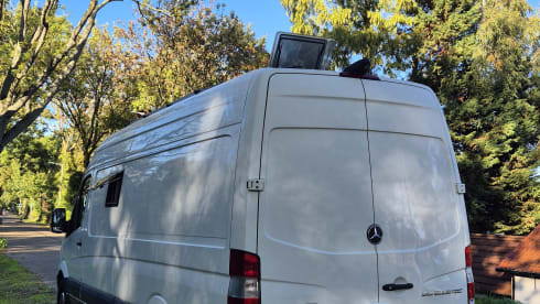 Zweisitziger Mercedes-Benz Bus aus dem Jahr 2016