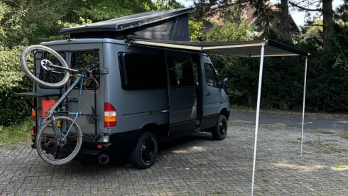 4p Mercedes-Benz campervan uit 2002