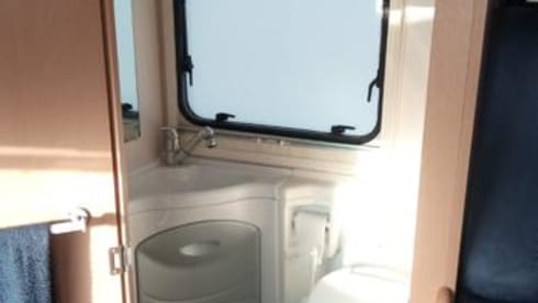ROLLER TEAM FREEZ – FORD 4 + 1 beds and DOUBLE CLIMATE