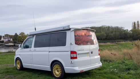 Lola – VW-Campingbus mit 4 Schlafplätzen, Baujahr 2011
