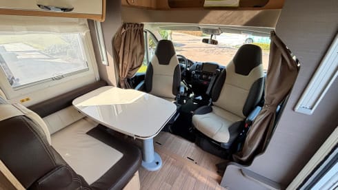 Compact luxury 4 pers. camper 2021 with lots of living space. Euro6 / 140hp 
