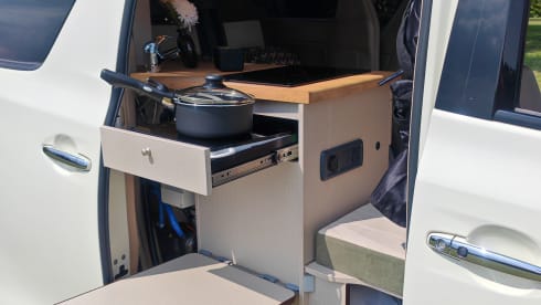 Leo – Toyota Alphard Hybrid Automatic Campervan 
