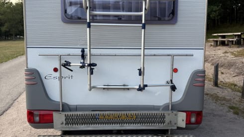 Lovely and practical Dethleffs camper for 2 to 5 people. 